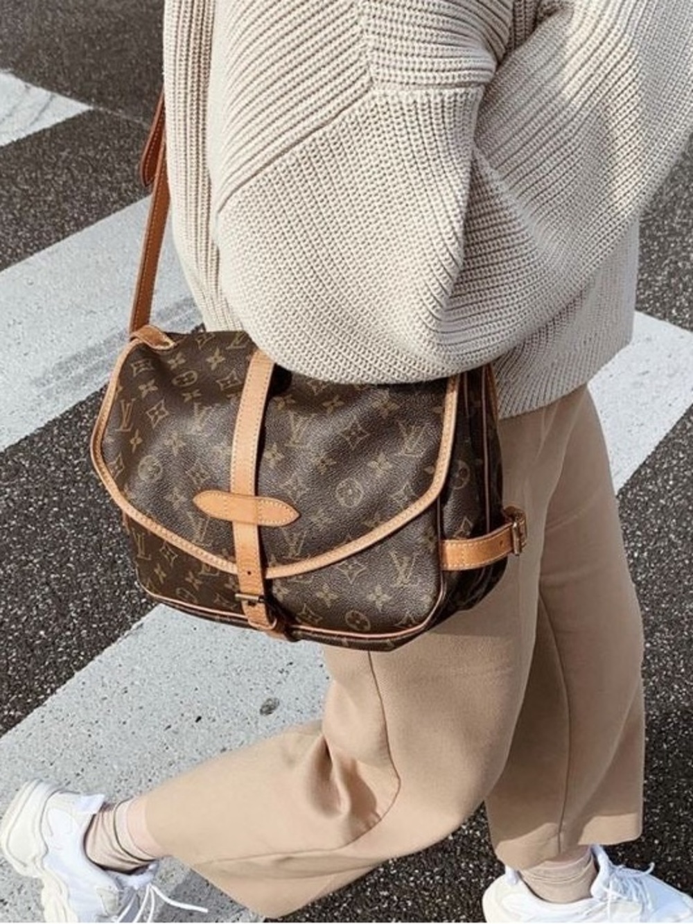 Louis Vuitton Monogram Canvas Messenger saumur 30  crossbody